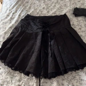 Goth kjol - Jättefin goth minikjol köpt här på Plick men satt inte som jag hade tänkt🖤