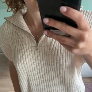 Snygg tröja från Gina Tricot😍 - Säljer denna snygga stickade tröjan från Gina Tricot (Young)🥰 Säljer då den inte längre kommer till användning! Använd ett fåtal gånger och är i bra skick med en liten fläck som jag tror går bort i tvätten👍 Passar st 146/152 Men även XS, S och ev. M