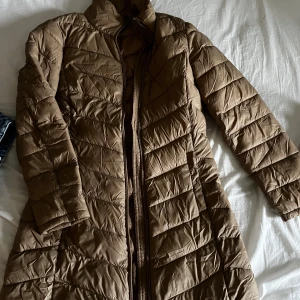 Beige dunjacka - Använd ett fåtal gånger. Om du vill ha mer information eller fler bilder så är det bara att skriva!🫶🏼