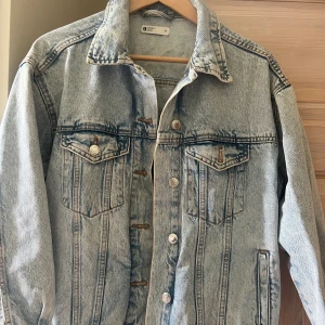 Jeansjacka från Gina - Säljer denna jeansjacka från Gina! I storlek XS, superfint skick då jag aldrig använt den (köpte den förra året från Plick). 
