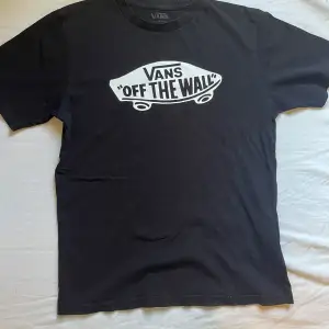 En Vans T-Shirt som passar till mycket!🛹 Ett litet hål vid ärmen(visas i bild 3)