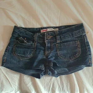 Mini jeans shorts - Korta jeans short från märket only. Coola fickor och fin wash