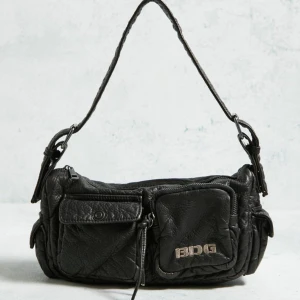 BDG y2k axelremsväska - Axelremsväska i veganskt läder köpt på urban outfitters. Original pris ca 450 kr. Nyskick, saljer för den inte fått mycket användning