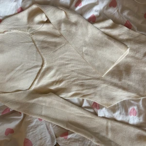 Tröja - Tunn stickad tröja med slits. Köpt för 100kr, säljer för 60kr. Aldrig använd💕