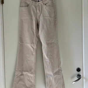Jeans - Beige jeans  Lågmidjade Ej använda, helt nya