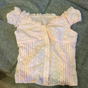 Sommar topp - Helt oanvänd blus/ topp. Märkt med storlek L men jag som M/S kan ha den perfekt! 
