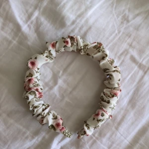 Diadem  - Finns och somrigt diadem. Jag tror det är från bikbok men är inte säker <3 tveka inte att höra av er om ni har några frågor🩷