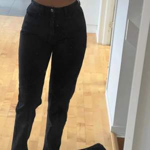 Högmidjade straight jeans. Knappt använda