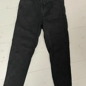 Svarta finbyxor skonsamt använda - Svarta kvalitativa byxor. Fint skick!