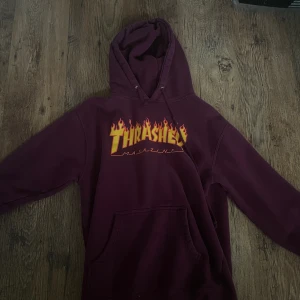 En jättefin trasher hoodie - Använd några gånger men i mycket bra skick.  Storlek S. funkar för både tjejer och killar. 