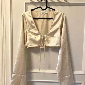 Josefine hj x nakd topp - Fin croppad topp från Josefine hj x nakd.  Priset är exklusive frakt, men kan även mötas i Nyköping eller Stockholm. 