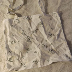 Tygpåse - Supersöt tygväska från Shein. Lite mindre än en vanlig tygväska och ganska tunn. Men en perfekt sommarväska 💞 aldrig använd.