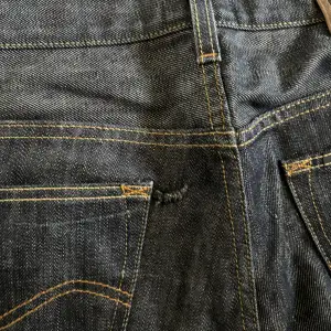 Ett par Lee jeans i bra skick, litet hål som är igen sytt men annars perfekt skick 🤩  