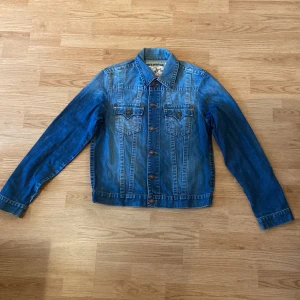 True Religion Jacka - !skicka bud för snabb affär! Fet true religion jeans-jacka. Storlek M i bra riktigt bra skick. Skriv om ni undrar någonting eller om ni vill ha fler bilder 📲66cm längd 55cm bredd