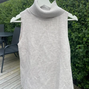 Polo - stickad polo topp, aldrig använd så nyskick