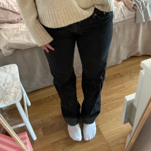 Lågmidjade jeans - Lågmidjade jeans från Weekday i modellen Low arrow. Svarta i midjestorlek 28 och längd 32. 