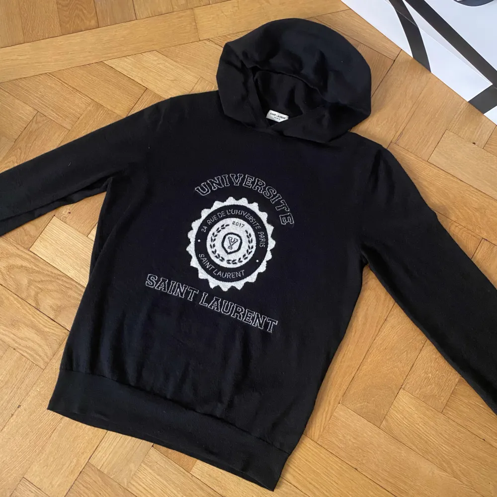 säljer den riksfeta kashmir hoodie från YSL saint laurant. 🤩 materialet är 100% kashmir. storleken är M men sitter som S. skicket är 10/10. skriv för fler frågor eller funderingar. 🤩 SKICKA BYTESFÖRSLAG.. Stickat.