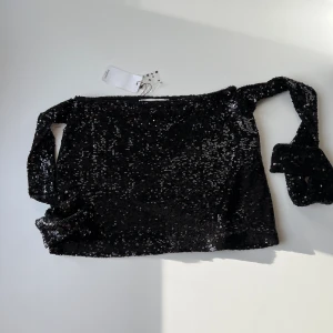 Paljettkjol - Svart lågmidjad paljettkjol från Mango, aldrig använd med lapp kvar. Säljs inte längre. Midjemått: 80 cm, 40 rakt över. Längd: 37 cm 🙌 Nypris: €39