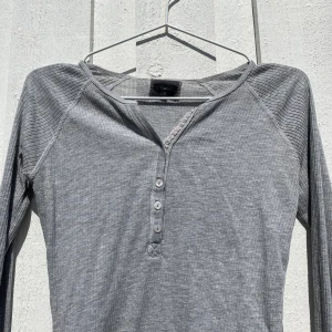 ribbad tröja  - grå ribbad tröja i stretchigt material 