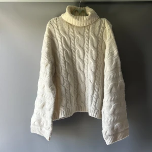 Stickad polotröja  - Använd ett fåtal gånger, kommer tyvärr inte till användning💓 Storlek XL, men skulle säga att den massar M-XL