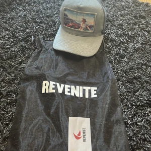 Revenite keps ljusblå/ grå - Fin revenite keps passar alla inga defekter och påsen ingår