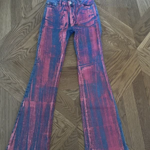 Rosa glitterjeans  - Skitcoola jeans med rosa glitter på!! Ingen bild på eftersom passar ej!! Finns ett litet hål strax under gylfen, be om bilder på det! Inget glitter på baksidan av jeansen. 
