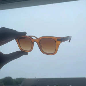 Chimi 04L Havana - Ett par riktigt snygga chimis perfekt till sommaren. Färgen havana och med alla orginal tillbehör utom påsen. Inköpta på NK Göteborg 