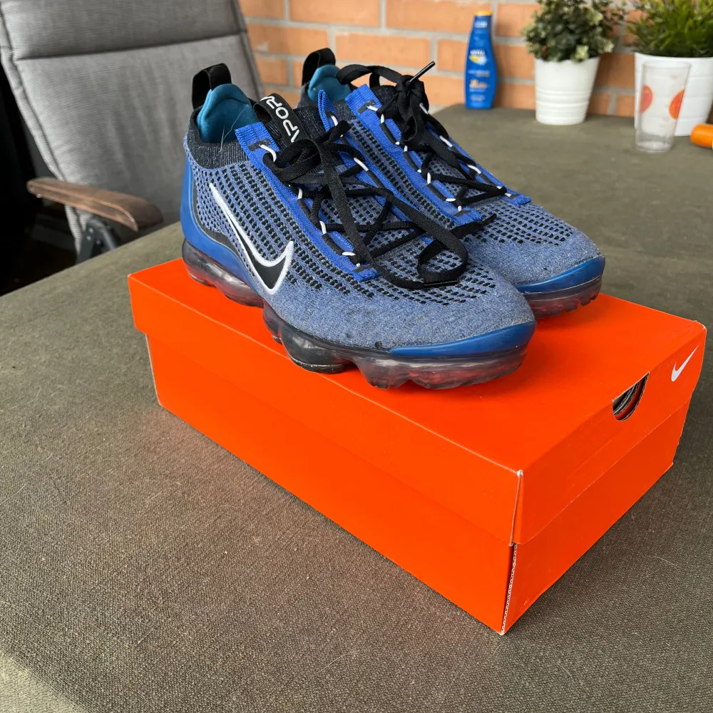 Nike vapormax flyknit. Köpta 2021 väldigt sällan använda. Säljer för de inte kommer till användning. Storlek 43-44. Skriv för fler frågor!. Skor.