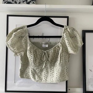 Superfin pastell grön topp från Hollister i storlek S!🧚🏼 - Toppen är i ett superbra skick! Den är otroligt fin på kroppen och sitter så skönt😍 