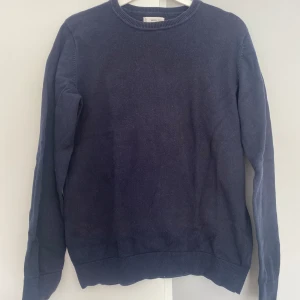 Mango finstickad tröja - Tja! Säljer denna finstickade tröja från Mango. Storlek XS och skicket är 8/10 på grund av att den är rätt så använd. Jag säljer denna för 55 Kr skriv gärna om ni har några frågor eller Funderingar.