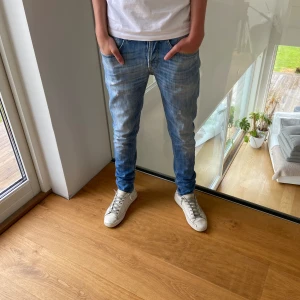Dondup Jeans George - Säljer nu dessa feta dondup george jeans som är i riktigt bra skick med feta slitningar, storlek 31. Skriv för fler frågor /bilder🙌🏼