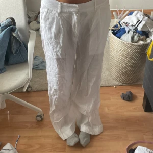 vita linnebyxor  - köpta på plick💛 kan användas som låg eller högmidjade🤘jag är 170 cm