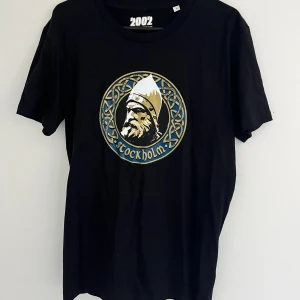 AIK Tröja  - Säljer en helt ny AIK Birger Jarl T-shirt. Den är endast testad! Storlek small. Kan skicka eller mötas upp i Stockholm innerstad.