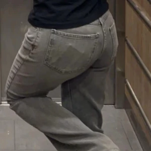 Jeans bootcut midwaist - Ett par midwaist bootcut jeans. 