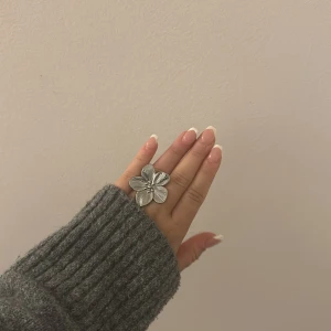 Super fin Blom ring - Säljer min fina silvriga blomring i rostfritt stål❤️❤️ ringen ör justerbar så den passar alla!
