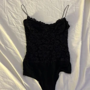 body - svart spets body i storlek XS från nelly