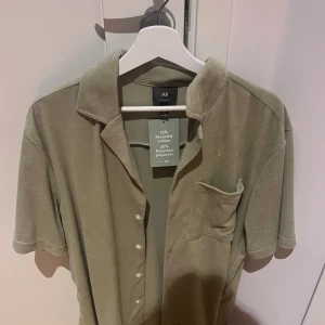 Frottétröja från HM - Jättesnygg frottétröja från HM, aldrig använd och lappen sitter kvar. Storlek L.