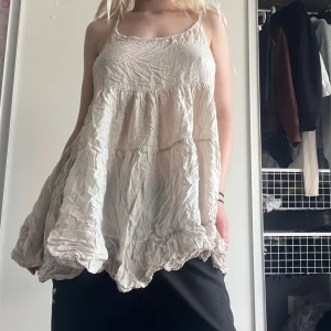 Volangklänning - Vit/beige! Har inte strukit den, annars är den mindre skrynklig