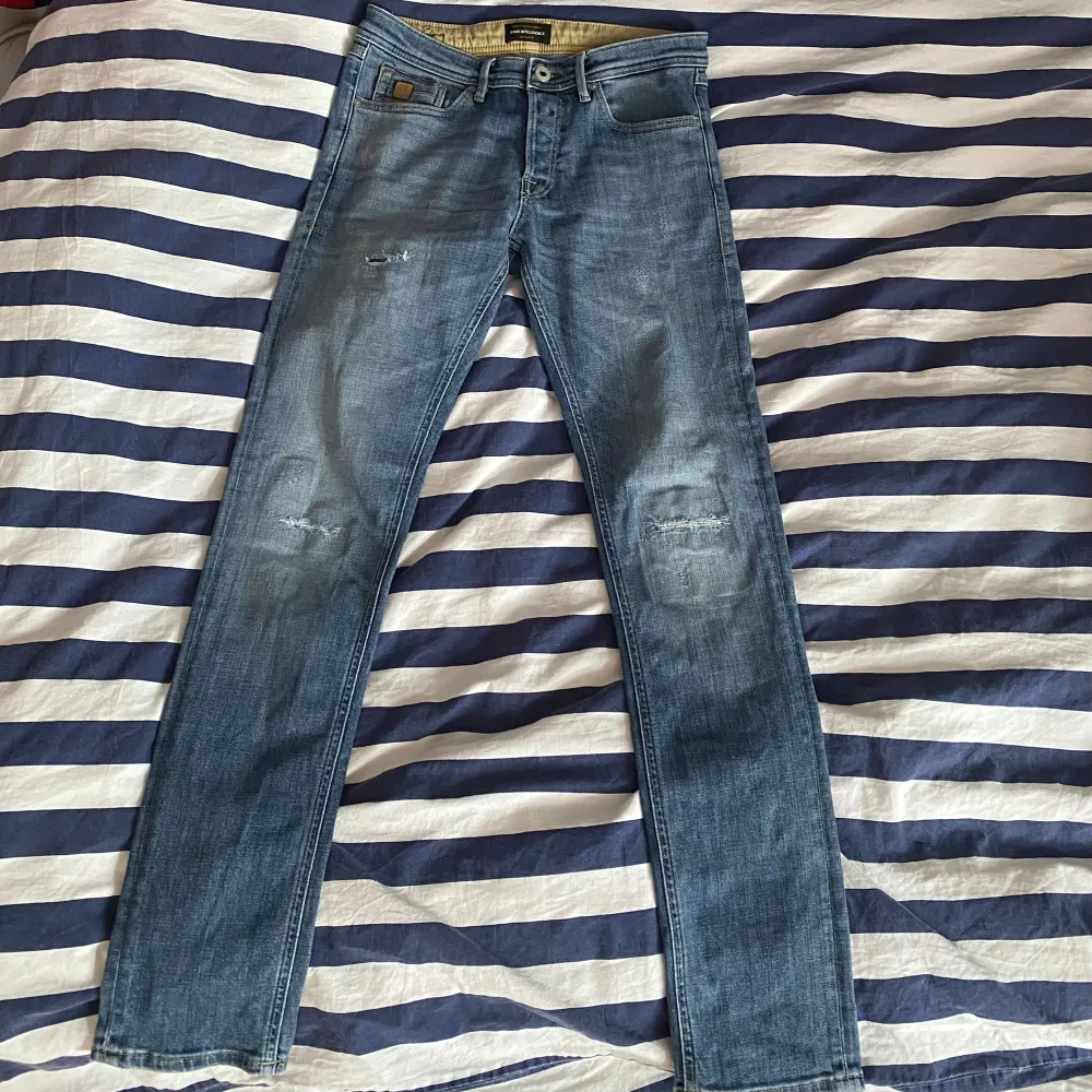 Säljer mina snygga Jack and Jones jeans med slitningar. Storleken är 29W 32L. Modellen är Glenn vilken är deras Slim modell. Mycket bra skick och använda ett fåtal gånger. Nypris 800, mitt pris 500 kr. Hör av dig om du har några frågor!. Jeans & Byxor.