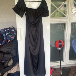 satinklänning - satinklänning helt ny så så fin till fest strl M