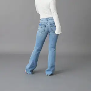 Super snygga jeans från Gina Tricot. Jeansen är i jätte bra skick eftersom de nästan är helt nya och har bara använts ett fåtal gånger. Om det är några frågor är det bara att höra av sig💞