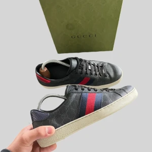 Gucci skor  - Säljer dessa riktigt snygga Gucci skorna perfekt för dig som söker ett par unika riktigt feta skor i bra skick! Kvitto finns köpta i Stockholm. Vid frågor och funderingar skriv gärna! 