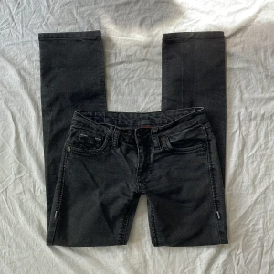 True religion jeans - Bra skick! Några rhinestones saknas, Mått: midjemått rakt över 39 grenhöjd 20,5 benöppning 18 Innerbenslängd 79,5cm💗 jag är 180 och brukar ha 38/m i jeans (dessa är för små i midjan) 