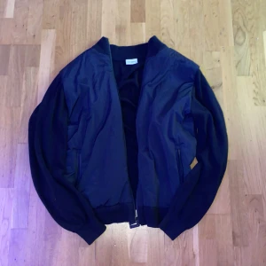 John Henric mörk blå (cardigan) jacka size M - Passar på både män och kvinnor Den sitter väldigt skönt perfekt vår/sommar kvälls jacka. Den har inga fläckar eller trasig någon stans. Fickor på båda sidor 