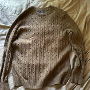 Bondelid Medium Stickat - Nästan Aldrig användt, fin stickad tröja, inte för tjock så går att ha under sommarn.  Ca 700kr nypris