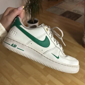 Nike Air Force 1 Low 40th Anniversary Sail Malachite - Säljer dessa limited edution Nike Af1 som är väldigt svåra att få tag på, men som jag inte använder längre tyvärr:/ Superfint skick inget har gått sönder inuti som det brukar göra med af1. Kan sänka priset vid intresse ☺️