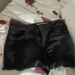 Svarta shorts  - Använd en gång jätte fin 