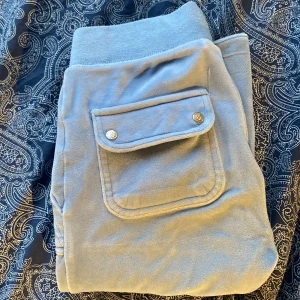 Ljusblåa Juicy Couture byxor🩵 - Säljer dessa supersnygga juicy byxor då de inte kommer till andvändning💕 Inga större defekter men dessvärre lösa trårar här och där(går att fixa), har också spår efter tidigare uppläggning. Nypris. 1400kr