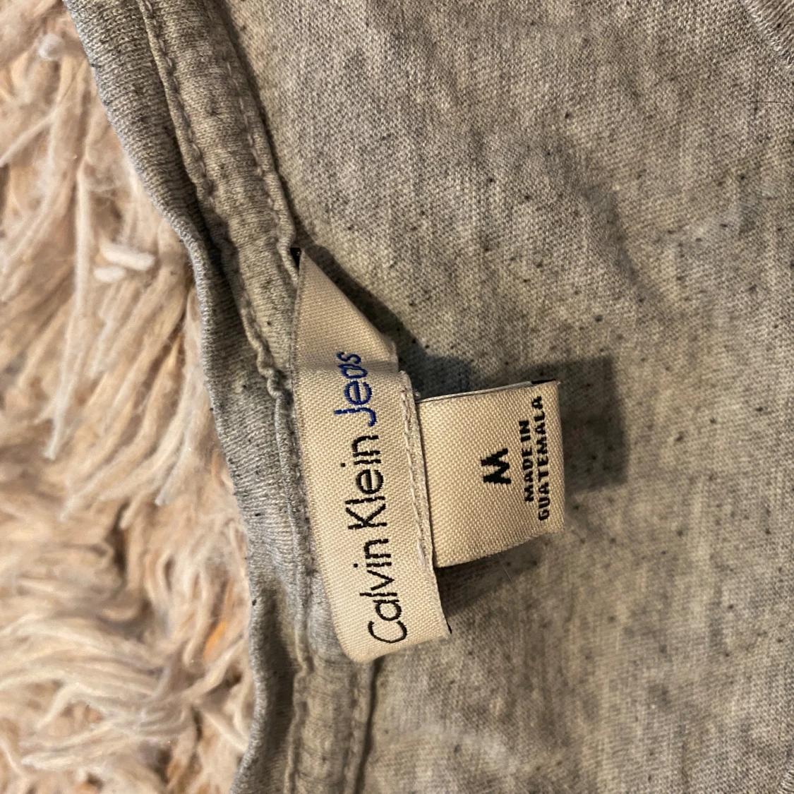 Ljusgrå T-shirt från Calvin Klein  - 90