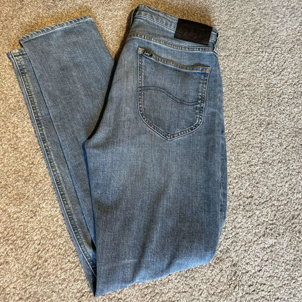 Snygga Lee jeans i modellen ”austin” - Storlek W30 L32 | Inga defekter | Nypris 1000kr - Mitt pris 250kr | Skriv vid frågor 💬✅. Jeans & Byxor.